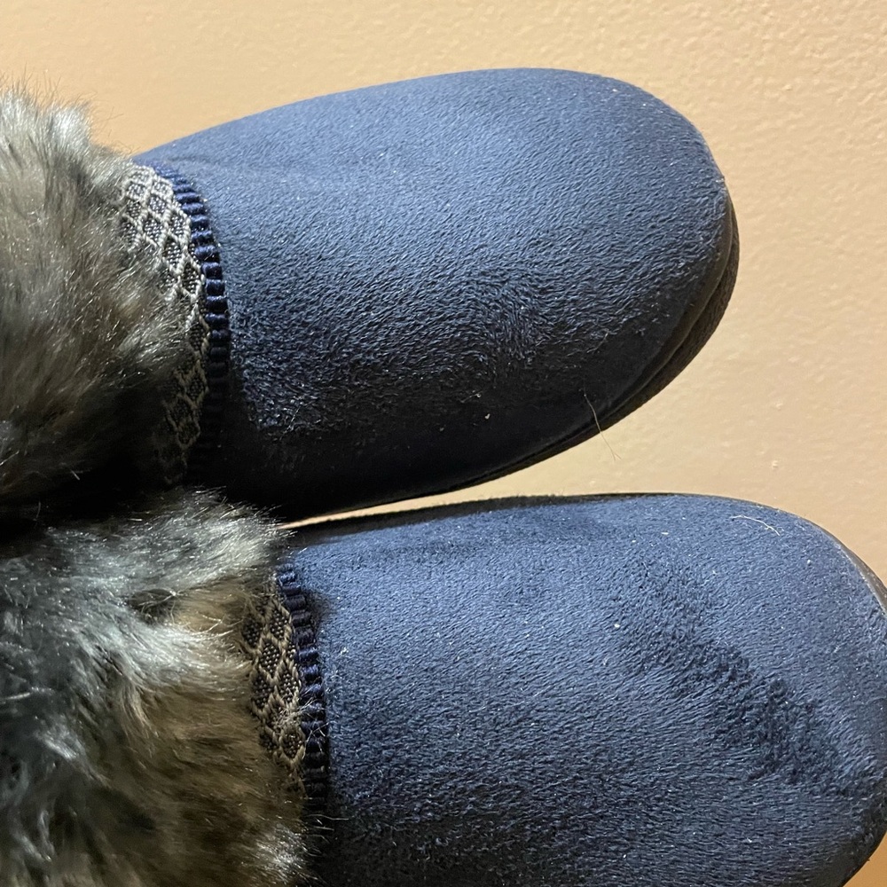 Isotoner ladies slippers. Navy faux fur. 
Size 8 1/2-9